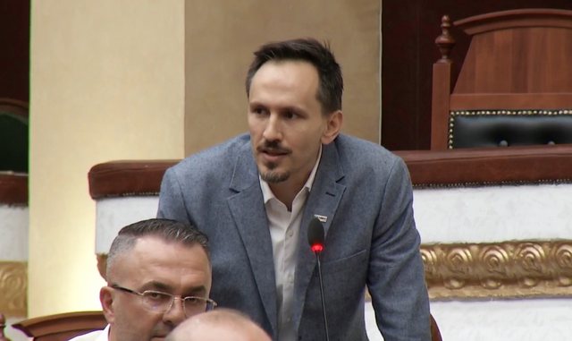 Raportimi i Endri Shabanit sjell p&euml;rplasje n&euml; Kuvend, PD: U zgjodh
