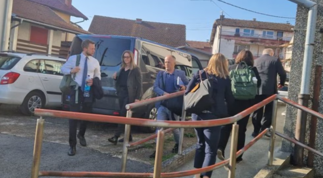 Hetues amerikan&euml; mbledhin d&euml;shmi nga ish-t&euml; burgosurit t&euml;