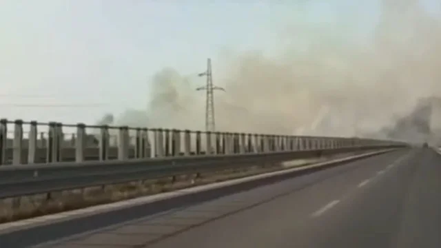 VIDEO/Zjarr p&euml;rgjat&euml; autostrad&euml;s Fier&ndash;Vlor&euml;,
