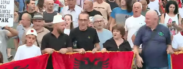 Dita e 51-t&euml; e protest&euml;s/ Qytetar&euml;t zbresin s&euml;rish n&euml;
