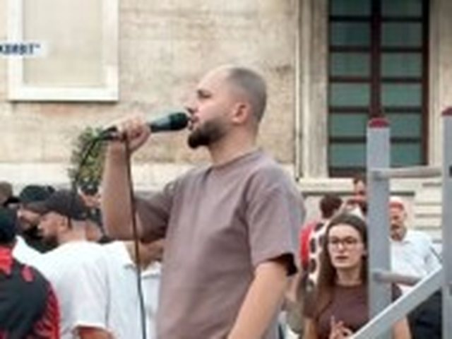 Dita e 51-t&euml; e protest&euml;s/ Qytetar&euml;t zbresin s&euml;rish n&euml;
