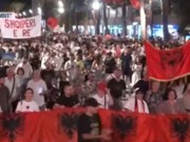 Dita e 51-t&euml; e protest&euml;s/ Qytetar&euml;t zbresin s&euml;rish n&euml;