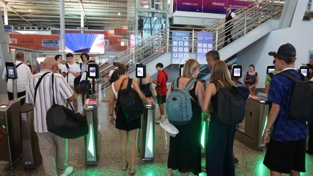 Fluks rekord n&euml; aeroportin e Rinasit, Hita inspekton masat e shtuara