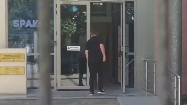 Shtyhet seanca paraprake p&euml;r kryebashkiakun e Kolonj&euml;s, Erjon Isai dhe