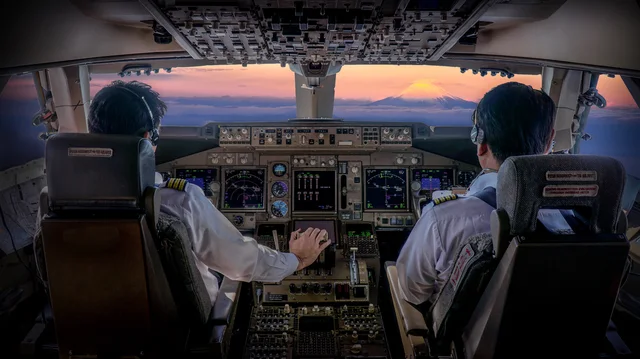&nbsp;Dy pilot&euml; zviceran&euml; pezullohen para fluturimit, dyshohet se