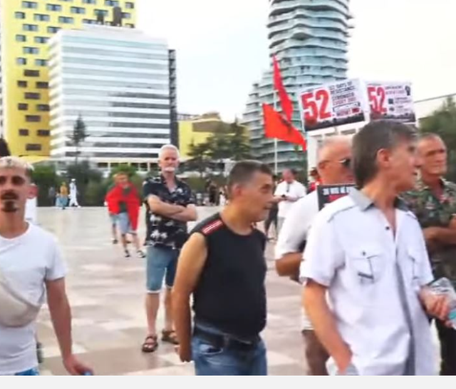 Dita e 52-t&euml; e protest&euml;s/ Qytetar&euml;t zbresin s&euml;rish n&euml;