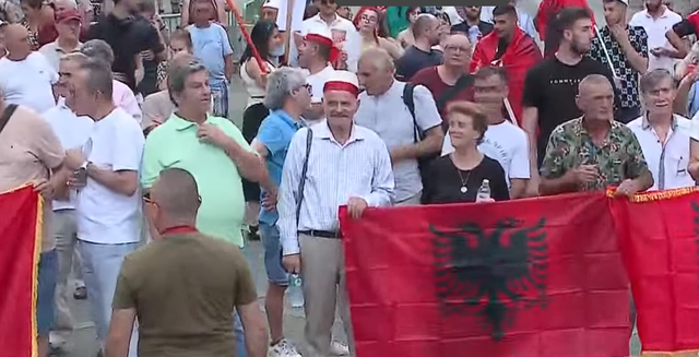 Dita e 52-t&euml; e protest&euml;s/ Qytetar&euml;t zbresin s&euml;rish n&euml;