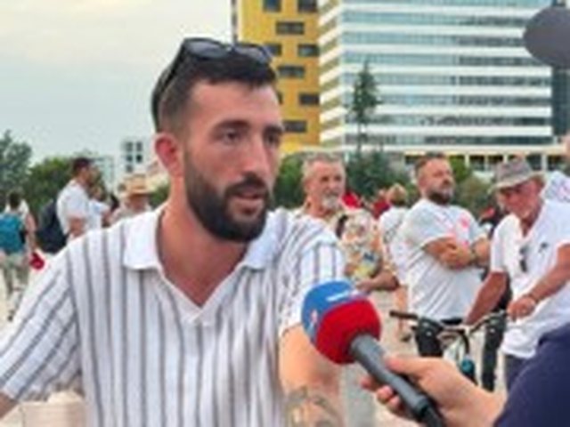 Dita e 52-t&euml; e protest&euml;s/ Qytetar&euml;t zbresin s&euml;rish n&euml;