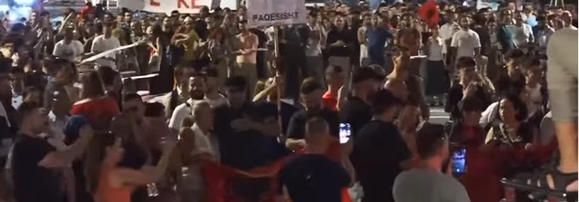 Dita e 52-t&euml; e protest&euml;s/ Qytetar&euml;t zbresin s&euml;rish n&euml;
