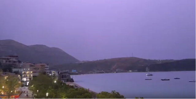VIDEO/ Stuhi me shi, rrufe e er&euml;, moti i keq &ldquo;mb&euml;rthen&rdquo;