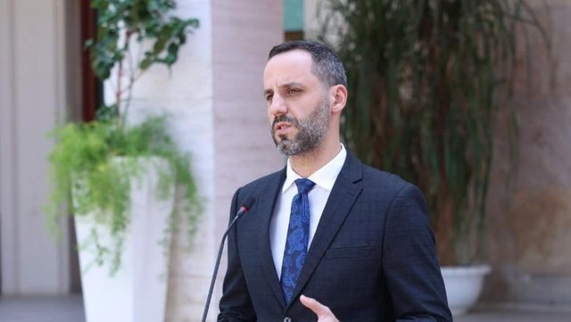 "Sjella e policis&euml; shembullore"/ Protestat para Kuvendit,