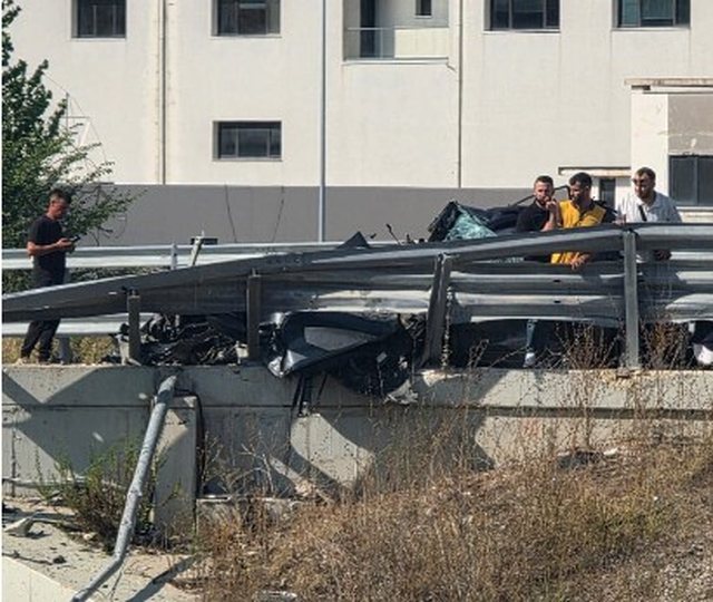 Aksident i r&euml;nd&euml; te rrethrrotullimi i TEG-ut/ Betonieria bie nga