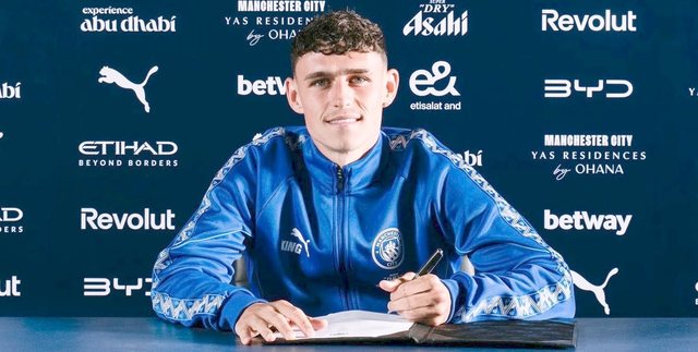 E pritshme, Phil Foden zgjat kontratën e tij me Manchester Cityn deri