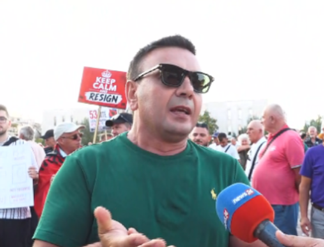 Dita e 53-t&euml; e protest&euml;s/ Qytetar&euml;t zbresin s&euml;rish n&euml;