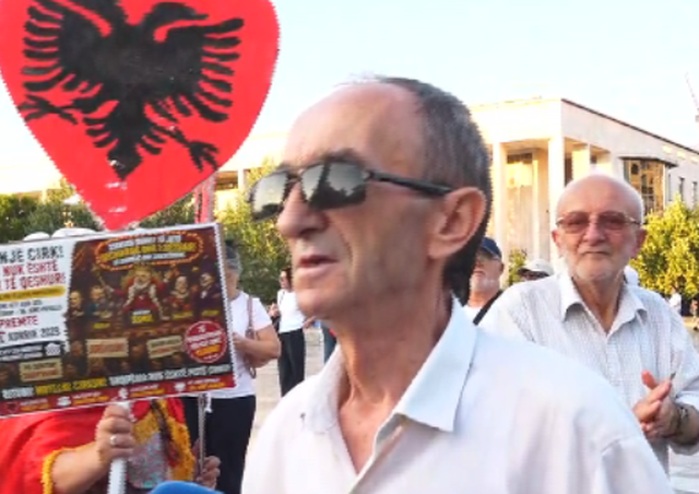 Dita e 53-t&euml; e protest&euml;s/ Qytetar&euml;t zbresin s&euml;rish n&euml;