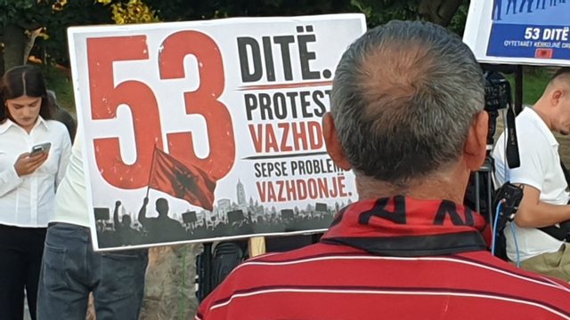 Dita e 53-t&euml; e protest&euml;s/ Qytetar&euml;t zbresin s&euml;rish n&euml;
