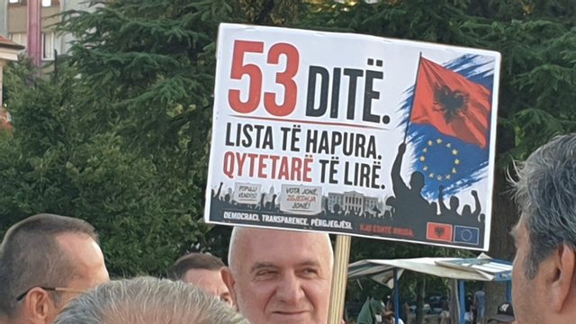 Dita e 53-t&euml; e protest&euml;s/ Qytetar&euml;t zbresin s&euml;rish n&euml;