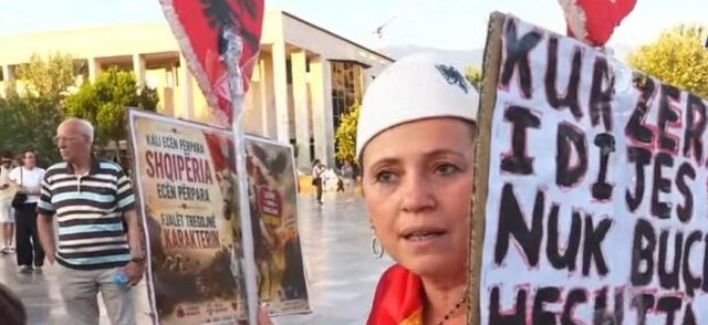 Dita e 53-t&euml; e protest&euml;s/ Qytetarja: Paguajm&euml; 4.2 mln p&euml;r