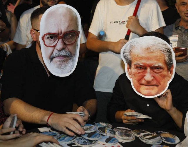 Foto/ Performanca simbolike q&euml; ironizoi klas&euml;n politike, ja