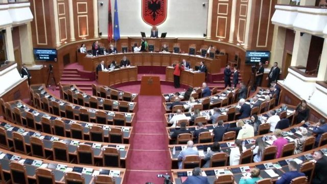 Kuvendi mblidhet n&euml; seanc&euml;n e fundit plenare n&euml; kaos dhe