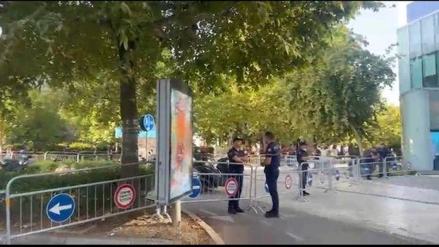 Protesta para Parlamentit, Kuvendi ‘blindohet’ me gardhe