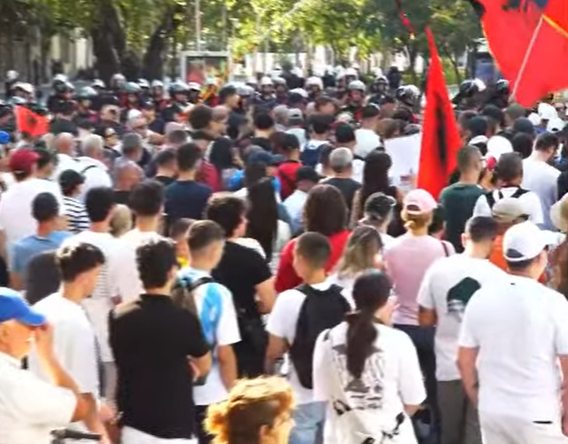 Kaos para Kuvendit/ Qytetar&euml;t hedhin vez&euml;, policia p&euml;rgjigjet