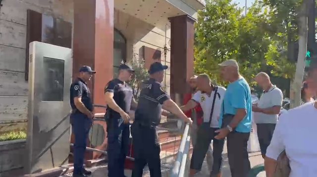 VIDEOLAJM/ Tensionet e para jasht&euml; Kuvendit, qytetar&euml;t tentojn&euml;