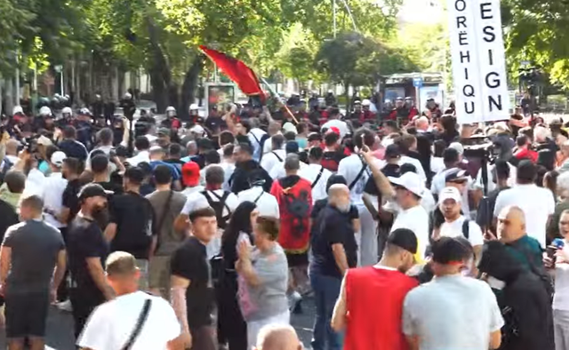 Kaos para Kuvendit/ Qytetar&euml;t hedhin vez&euml;, policia p&euml;rgjigjet