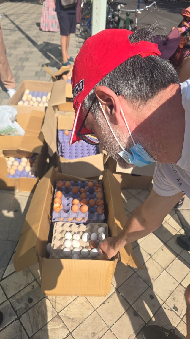 Kaos para Kuvendit/ Qytetar&euml;t hedhin vez&euml;, policia p&euml;rgjigjet