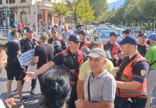 Kaos para Kuvendit/ Qytetar&euml;t hedhin vez&euml;, policia p&euml;rgjigjet