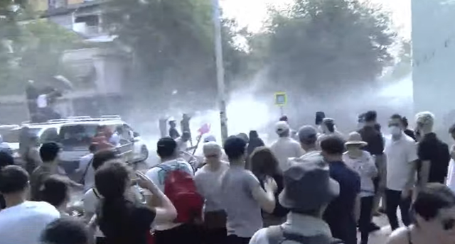 Kaos para Kuvendit/ Qytetar&euml;t hedhin vez&euml;, policia p&euml;rgjigjet