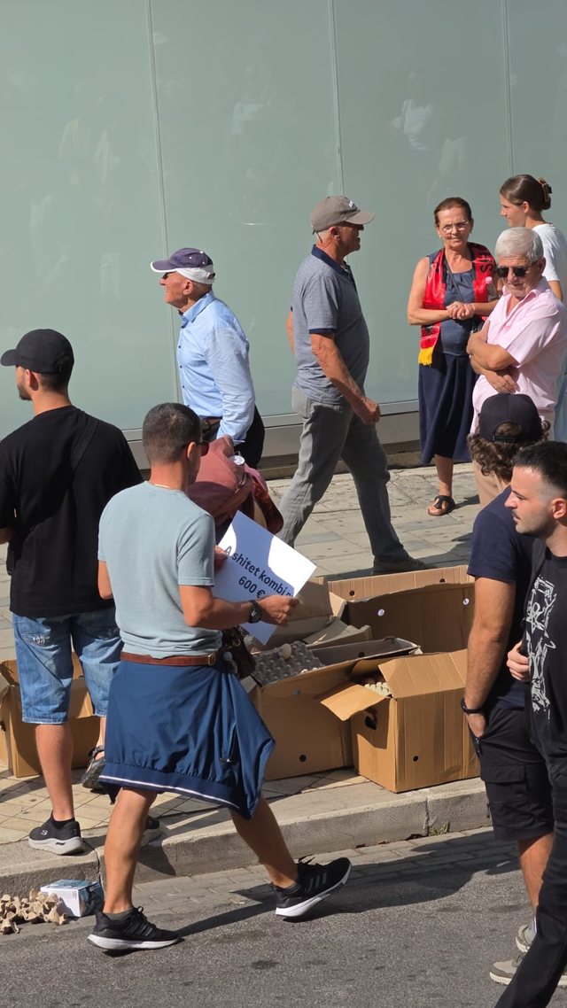 Kaos para Kuvendit/ Qytetar&euml;t hedhin vez&euml;, policia p&euml;rgjigjet