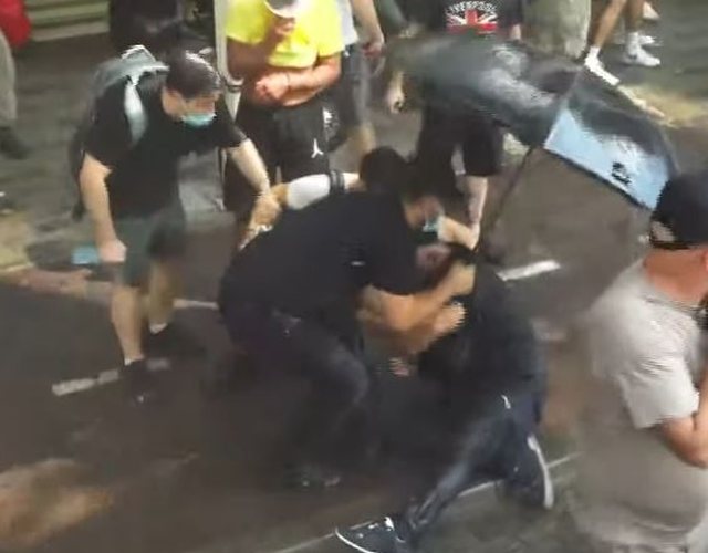 Policia gaz lotsjell&euml;s dhe uj&euml; me piper drejt protestuesve, qytetari