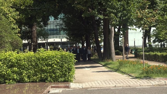 Protesta para Kuvendit/ Berisha dhe deputetët e PD-së futen në