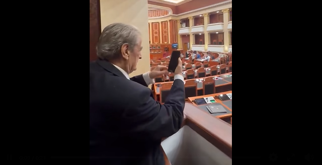 Berisha fotografon deputet&euml;t e strukur t&euml; PS:  Ky &euml;sht&euml; klub
