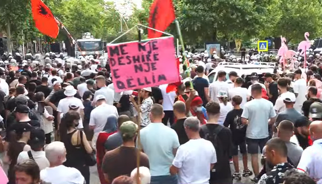 Protesta para Parlamentit, shoqërohet një qytetar te 'Rruga