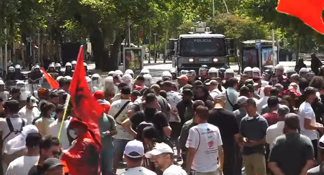 VIDEO/ Deputet&euml;t n&euml; seanc&euml; plenare, protestuesit n&euml; kor