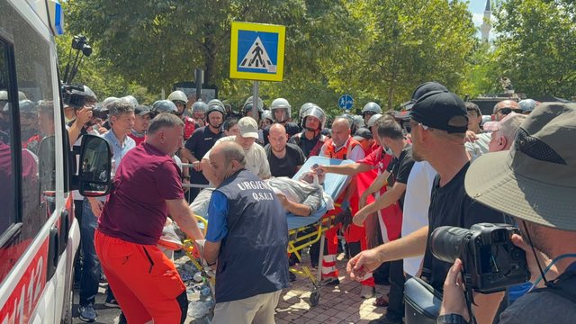 Protesta para Kuvendit/ Momenti kur qytetari humbet ndjenjat, transportohet me