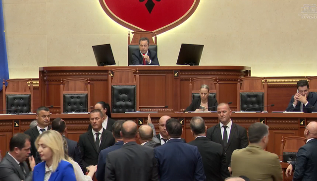 Tensione n&euml; Kuvend, PD nuk lejon Maznikun t&euml; prezantoj&euml; raportin