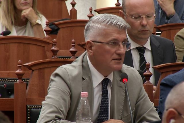 Protesta jasht&euml; Kuvendit/ Gjekmarkaj: Substancat e p&euml;rdorura