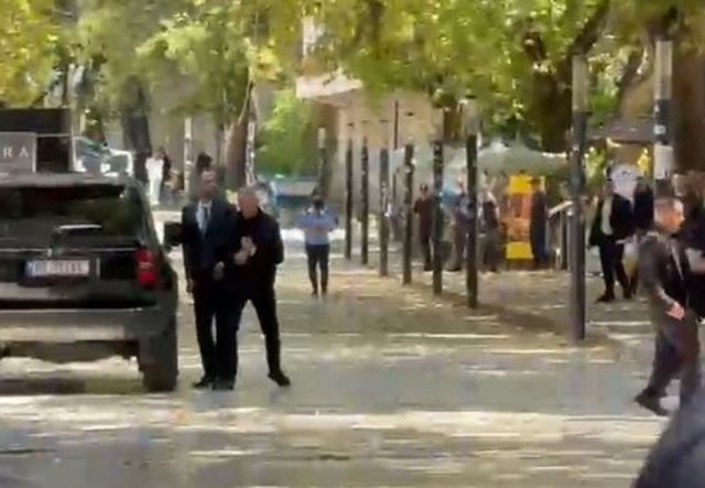 Protestuesit gjuajnë me vezë Besfort Lamallarin, momenti i