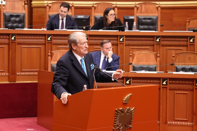 Berisha-Klosit: Je peng i bixhozit, prandaj b&euml;n avokatin&euml; e Edi
