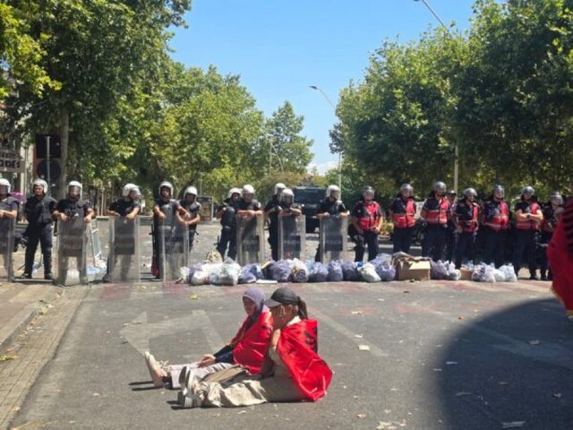 VIDEOLAJM/ Protestuesit vendosin qese me mbetje pran&euml; kordonit policor,