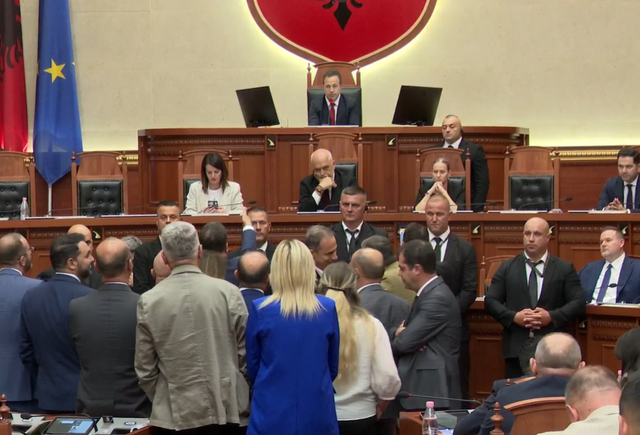 Kryeministri mb&euml;rrin n&euml; Kuvend, deputet&euml;t e presin me thirrjet e
