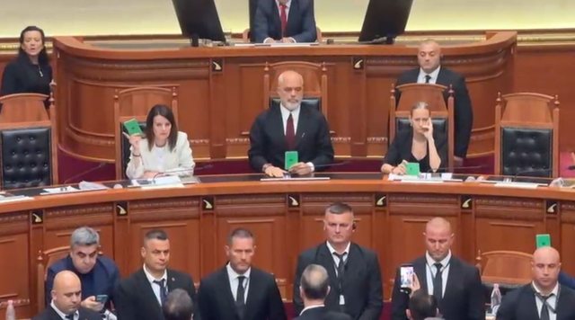 Raporti p&euml;r Reform&euml;n Territoriale/ PD bllokon foltoren e Kuvendit!