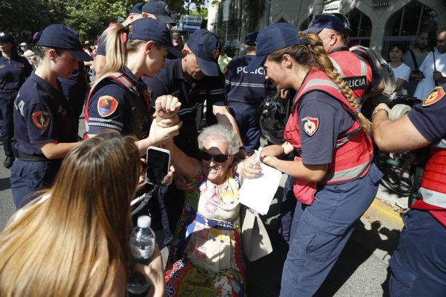 Protesta para Parlamentit, shkon n&euml; 11 numri i t&euml; shoq&euml;ruarve