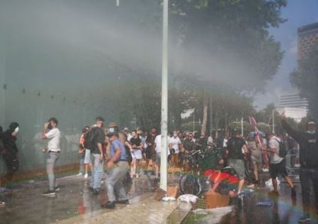 Protesta para Parlamentit/ Reuters: Policia u p&euml;rplas me protestuesit, por