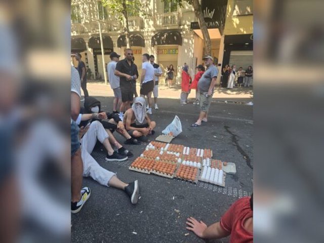 FOTO/ Pritet mbyllja e senac&euml;s plenare, protestuesit u z&euml;n&euml;
