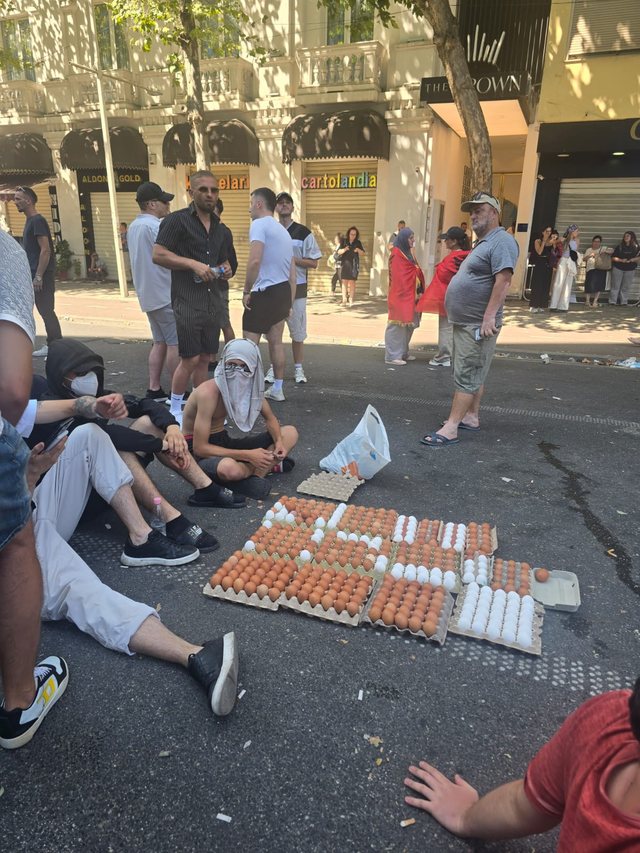 FOTO/ Pritet mbyllja e senacës plenare, protestuesit u zënë