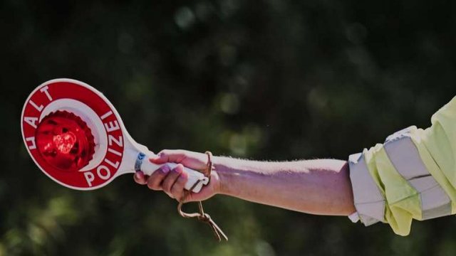 Shoferi shqiptar injoron ndalimin e policis&euml; n&euml; Gjermani, shkakton